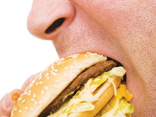 Ăn quá nhanh không tốt cho đường tiêu hóa - Ảnh: Shutterstock