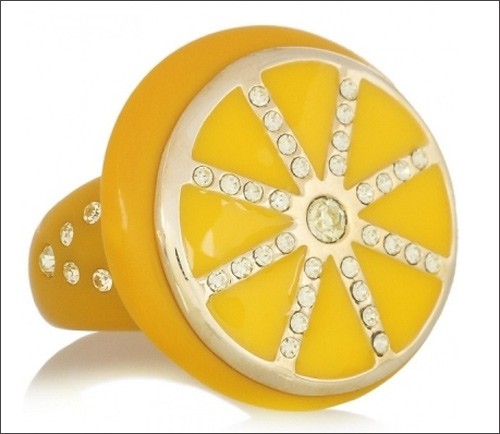 Chiếc nhẫn hình trái cam, hình ngôi sao tựa như miếng pho mát ngọt ngào. Xem thêm: Phụ kiện làm đẹp Mango Xuân- Hè 2012