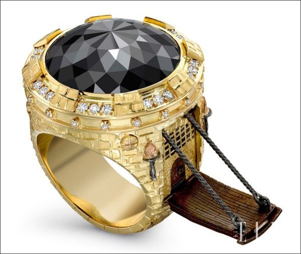 Chiếc nhẫn lạ mắt hình cổng thành với thiết kế tinh xảo. Xem thêm: Phụ kiện làm đẹp Mango Xuân- Hè 2012