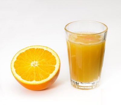 Nước cam: Trong cam có chứa hàm lượng vitamin C cao, đó chính là thần dược giúp phòng tránh những nguy hại từ ánh nắng mặt trời. Mỗi ngày một cốc nước cam không chỉ cung cấp vitamin dồi dào cho cơ thể mà còn giúp bạn phòng chống ánh nắng rất tốt. Trong cam có chất oxy hóa giúp tăng cường khả năng đàn hồi cho da và giúp da sáng dần lên. Xem thêm: 8 loại thực phẩm bổ dưỡng ngăn ngừa bệnh tật