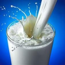 Sữa: Các thành phần dinh dưỡng trong sữa sẽ làm cơ thể nhanh chóng giảm nhiệt và phòng chống say nắng. Khi cơ thể bạn đổ mồ hôi, căng cơ, buồn nôn, đau đầu ...thì hãy uống sữa hoặc ăn sữa chua.Sữa Các thành phần dinh dưỡng trong sữa sẽ làm cơ thể nhanh chóng giảm nhiệt và phòng chống say nắng. Khi cơ thể bạn đổ mồ hôi, căng cơ, buồn nôn, đau đầu ...thì hãy uống sữa hoặc ăn sữa chua. Xem thêm: 8 loại thực phẩm bổ dưỡng ngăn ngừa bệnh tật