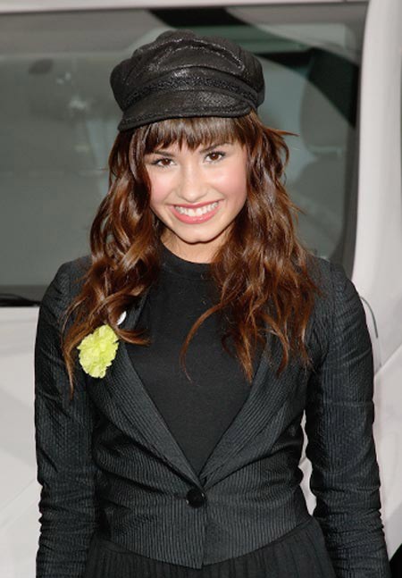 và Demi Lovato cậy nhờ công nghệ thẩm mỹ để có được chiếc cằm chẻ trứ danh.