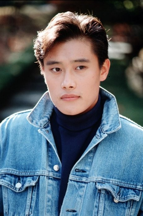 Lee Byung Hun sinh ngay 12/07/1970. "Asphalt My Hometown, Asphalt" (1991) là bộ phim đầu tay của Lee Byung, khi đó anh mới chỉ 21 tuổi. Xem thêm: Sao U20, 30, 40 đọ dáng với bikini: Ai hơn?