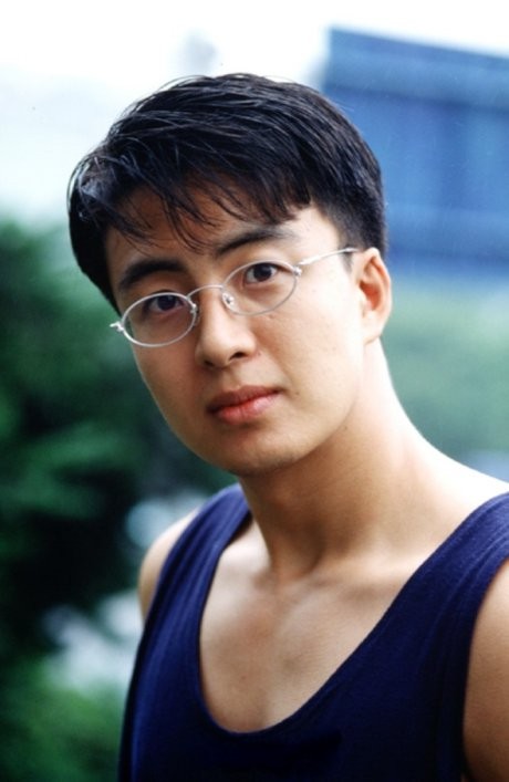 Bae Young Yoon là bạn đồng niên của Jang Dong Gun, họ đều sinh năm 1972. Và đây là hình ảnh quen thuộc của anh trong bộ phim "First Love - Mối tình đầu" (năm 1997), khi đó anh 25 tuổi. Xem thêm: Sao U20, 30, 40 đọ dáng với bikini: Ai hơn?