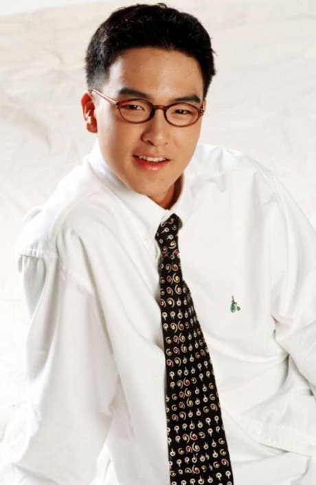 Nam diễn viên quá cố Park Yong Ha khi ở tuổi 19. Xem thêm: Sao U20, 30, 40 đọ dáng với bikini: Ai hơn?