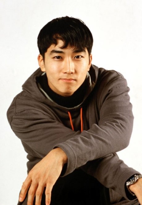 Song Seung Hun vào thời điểm năm 1996, nổi như cồn với bộ phim sitcom "Three Guys and Three Girls". Khi đó anh mới chỉ 20 tuổi. Xem thêm: Sao U20, 30, 40 đọ dáng với bikini: Ai hơn?