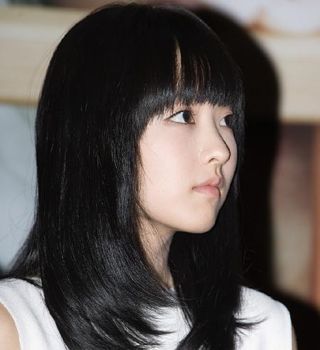 Park Bo Young mang vẻ đẹp mong manh nhưng lại sở hữu một vẻ ngoài khá tròn xinh với gương mặt bầu bĩnh. Từ đôi mắt, chiếc mũi đến đôi môi, khóe miệng đều rất xinh xắn. Xem thêm: Sao Hàn nào mặc xấu nhất nửa đầu 2012?