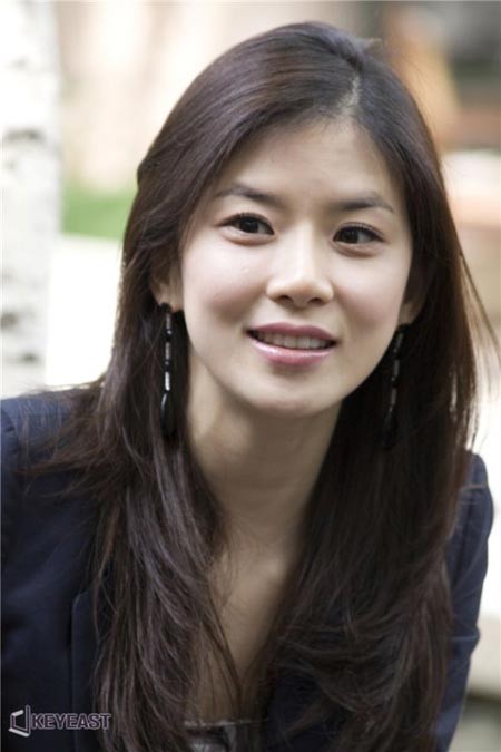 Gần đầy, Lee Bo Young bị dính vào nghi án phẫu thuật khi một loạt ảnh "vịt hóa thiên nga" của các đời Hoa hậu Hàn được phơi bày. Lee Bo Young từng đoạt giải cao nhất cuộc thi Miss Daejeon/South Chungcheong năm 2000, khi đó cô mới 21 tuổi. Xem thêm: Sao Hàn nào mặc xấu nhất nửa đầu 2012?