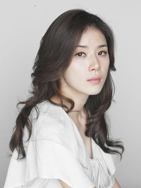 Dù đã từng phẫu thuật hay chưa thì hiện tại Lee Bo Young vẫn sở hữu một nét đẹp thùy mị đến mê muội. Nhờ vể đẹp này, cô có được nhiều vai diễn tốt trong các bộ phim truyền hình và điện ảnh. Xem thêm: Sao Hàn nào mặc xấu nhất nửa đầu 2012?
