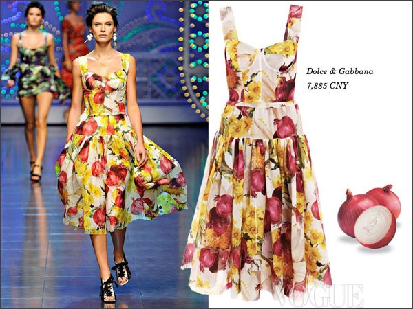 Thiết kế của Dolce & Gabbana pha trộn giữa củ hành tây và hoa cúc vàng rực nắng. Xem thêm: Mix "tứ tung" đúng điệu tín đồ thời trang
