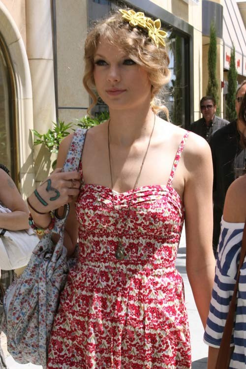 Taylor Swift luôn mang đến vẻ đẹp trẻ trung và gợi cảm với mọi xu hướng, kiểu mốt. Xem thêm: Tút lại vẻ xinh tươi với băng đô kiểu Sao Hollywood