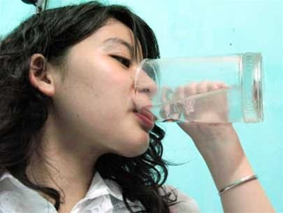 Uống nước: Nước cho phép các cơ quan bên trong cơ thể hoạt động ở mức tối ưu nhất, và tốt hơn hết là nên uống nước ấm, bởi chúng sẽ giúp cơ thể đốt cháy calo hiệu quả hơn. Theo một nghiên cứu của Đức cho thấy: việc uống nước ấm xuyên suốt trong ngày sẽ giúp cho quá trình trao đổi chất của cơ thể tăng lên 30%. Xem thêm: Những lợi ích bất ngờ của quả lựu đối với sức khỏe