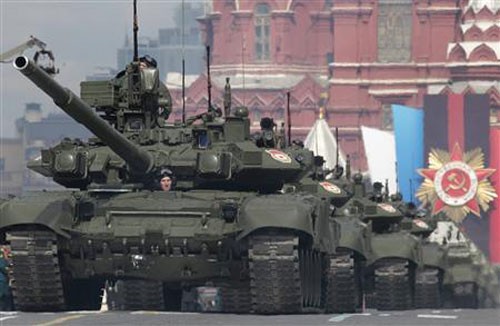 Xe tăng của Nga trong một đợt diễu binh - Ảnh: Reuters
