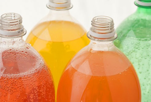 Trong mùa hè nóng nực, hãy chọn những thức uống thay thế như nước lọc, trà hoặc nước ép hoa quả để giải khát nhé!