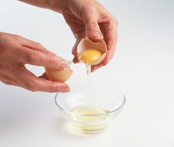 Lòng trắng trứng: Thoa hỗn hợp lòng trắng trứng lên da đặc biệt là vùng nếp nhăn dưới mắt sẽ giúp là phẳng nếp nhăn.