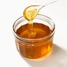 Vitamin E: Trộn 3 viên nang vitamin E, 1 thìa sữa chua, 1/2 thìa mật ong, 1/2 thìa nước ép chanh trong một chiếc bát. Thoa lên mặt trong 10 phút và rửa lại với nước ấm.