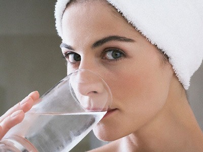 Uống nhiều nước: Đây là phương thức tự nhiên để làm mềm nếp nhăn trên mặt. Uống nước cũng giúp da sáng và loại trừ mụn hiệu quả.