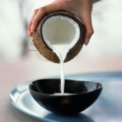 Dầu dừa: Sử dụng dầu dừa mát xa mặt mỗi đêm trước khi đi ngủ sẽ giúp da căng mịn.