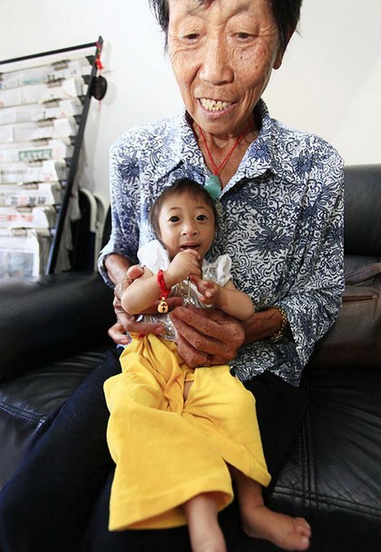 Khi chào đời, Liang nặng vỏn vẹn 1,05kg và cao 33cm. Đã ba năm trôi qua, cô bé chỉ tăng thêm 21cm chiều cao và nặng 2,5kg. Đây quả là con số gây sốc.