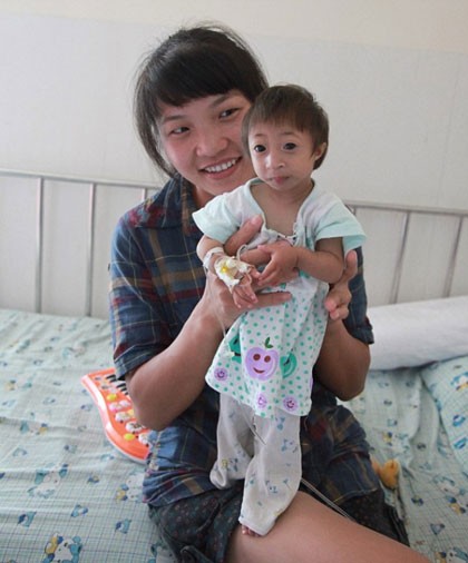 Đúng như những gì mà chúng mình thấy trong bức ảnh, mẹ của Liang rất tự hào về cô con gái bé nhỏ và luôn dành tình cảm, sự chăm sóc đặc biệt cho Liang. Cô rất thích ngắm con gái mình chơi đùa.