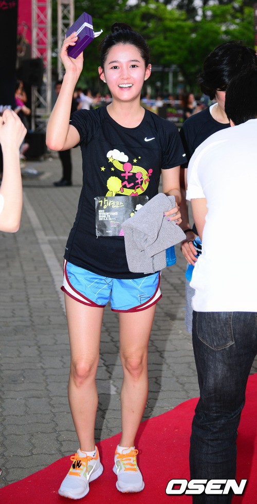 Son Eun Seo diện chiếc quần short dáng thể thao ngắn và rộng.