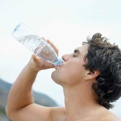 Thêm nước: "Cơ thể bạn cần thêm nhiều nước cho 2-3 giờ sau khi tập thể dục," Allinson cho biết. Các nhà nghiên cứu khuyến cáo bạn cần uống 1,2-1,5 lần so với lượng nước đã mất đi trong khi tập luyện. Hãy bổ sung ngay lượng nước cần thiết trước và sau hiệp tập và uống đúng lượng nước bạn cần.
