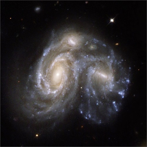 Thiên hà xoắn tay này thực chất là hình ảnh liên kết của 2 thiên hà NGC 6050 và IC 1179, nằm cách Trái đất 450 triệu năm ánh sáng và thuộc chòm sao Vũ Tiên (Hercules).