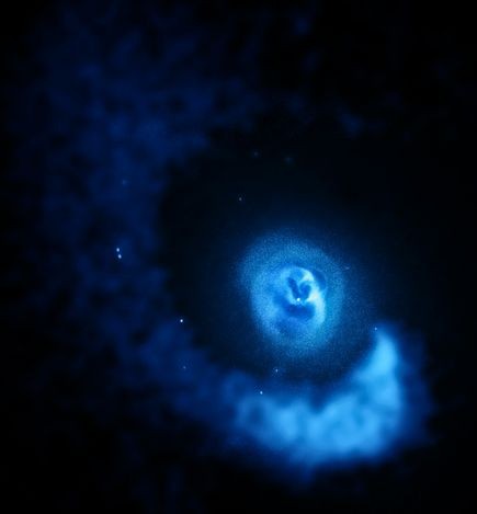 Khí gas hình xoắn ốc bao quanh cụm thiên hà Abell 2052 được ghi lại bởi tàu thăm dò Chandra X-ray Observatory của NASA. Các nhà thiên văn học cho rằng cụm thiên hà Abell 2052 bi xoay chuyển như vậy là do lực tác động của một nhóm thiên hà nhỏ với một nhóm thiên hà lớn hơn.