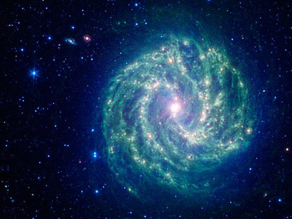 Hình ảnh này được gửi về từ kính viễn vọng vũ trụ Spitzer của NASA cho thấy cấu trúc hình xoắn ốc của thiên hà M83. Các nhà thiên văn học cho rằng thiên hà là phiên bản thu nhỏ ngân hà của chúng ta.