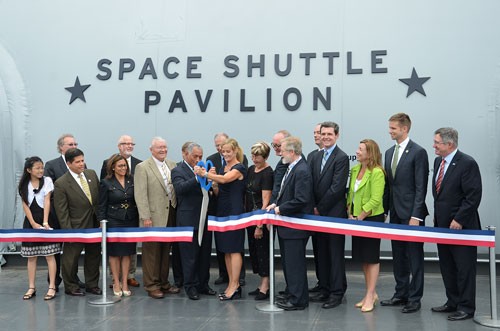 Giám đốc NASA - Charles Bolden và giám đốc Bảo tàng Intrepid - Susan Marenoff-Zausner cắt băng chính thức mở cửa triển lãm tàu vũ trụ Enterprise hôm 19/7