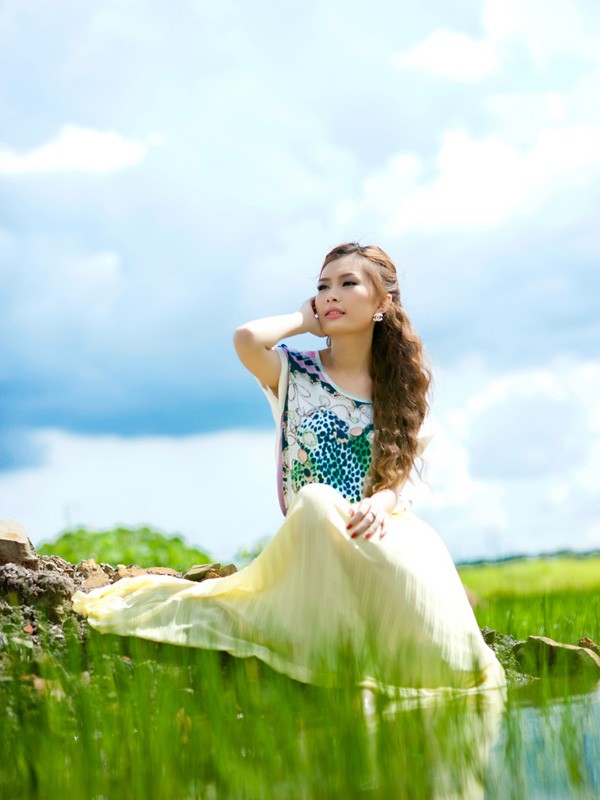 Bộ ảnh của người mẫu Lan Hương do stylist Tân Đà Lạt thực hiện, với sự hỗ trợ của chuyên gia trang điểm Huỳnh Lợi.