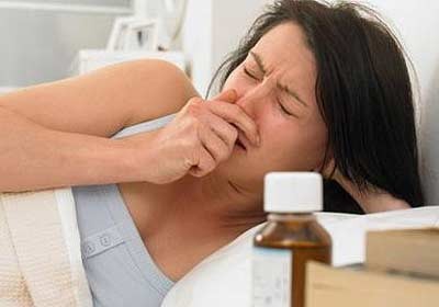 Sốt thương hàn: Nếu bạn sốt do cảm cúm, chắc chắn sẽ có ho và sổ mũi. Sốt do thương hàn thì không kèm hai triệu chứng này mà có đặc điểm là sáng mát, chiều nóng, sốt tăng dần, kéo dài. Sốt kéo dài, liên tục, kèm theo li bì, hoảng hốt, mê sảng, môi khô, lưỡi trắng, phân lỏng, đau bụng vùng hố chậu phải. Bệnh nhân thường nhức đầu, buồn nôn, tiêu chảy, sờ ấn bụng vùng hố chậu phải nghe tiếng ọt ọt rất đặc biệt.