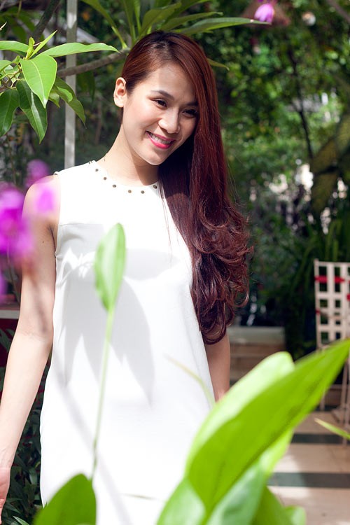 Màu trắng nhẹ nhàng, váy không tay được Thái Hà chọn lựa cho ngày cuối tháng 7.