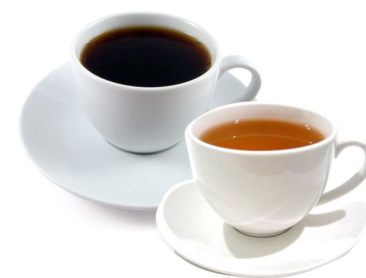 Cà phê và trà đen: Cà phê và trà đen, kể cả nhóm đã tách cafein vì đây là thực phẩm kiêm chức năng lợi tiểu, làm cho tăng tần suất đi tiểu và do có chứa cafeine nên gây kích thích bàng quang. Nên thay bằng các loại trà thảo dược, vừa có tác dụng giải khát lại có lợi cho bàng quang.