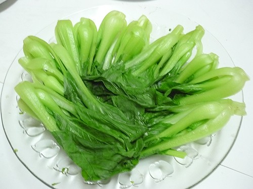 Nếu không muốn ăn bắp cải, chị em có thể thay thế bằng cải thìa, cải xanh, cải xoăn... vì các loại cải này cũng hàm chứa rất nhiều vitamin K.
