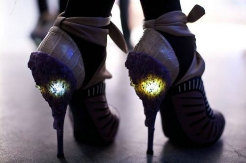 Đôi giầy của Nicholas Kirkwood có thể phát sáng như chú đom đóm dễ thương.