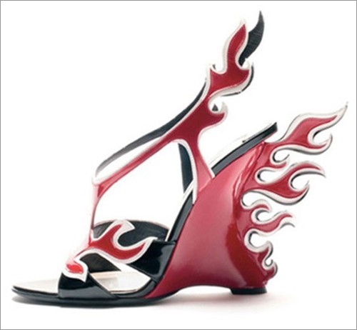 Prada với đôi sandal đế xuồng mang hình đám lửa đỏ lực.