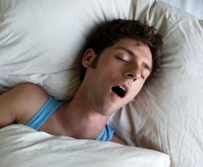 Thở bằng miệng, ngáy: Khi tỉnh dậy, người bệnh có cảm giác khô miệng, hơi thở hôi hoặc có nước dãi rớt trên gối hay trên khóe miệng. Thở bằng miệng và ngáy khi ngủ làm gián đoạn giấc ngủ bởi nó đi ngược lại quy luật hô hấp ở người. Cơ thể lúc này không tiếp nhận đủ oxy để thư giãn hoàn toàn. Chứng ngủ ngáy mãn tính, kèm theo một số triệu chứng như thở hổn hển hoặc khịt mũi có thể báo hiệu vấn đề nghiêm trọng hơn với chứng ngưng thở khi ngủ.