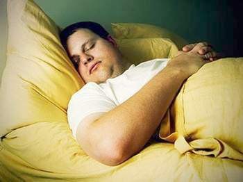 Ngưng thở khi ngủ: Bệnh khiến người mắc ngủ chập chờn, mệt mỏi kéo dài, họng và cổ đau. Một chứng rối loạn khác dẫn tới các triệu chứng tương tự là hội chứng tăng sức cản đường thở trên (UARS) với thời gian ngưng thở dưới 10 giây. Với chứng ngưng thở khi ngủ, hầu họng hẹp lại, khiến cơ thể không lấy đủ oxy. Còn khi bị UARS, không khí vào phổi bị ngăn bởi vị trí của lưỡi. Khi nhận được tín hiệu lượng oxy không đủ, não bộ sẽ tỉnh giấc, dẫn tới giấc ngủ chập chờn.