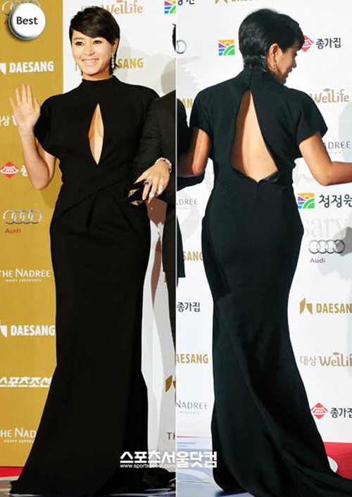 Bộ váy đen hoàn hảo và sang trọng khiến Kim Hye Soo cuốn hút mọi ánh nhìn.