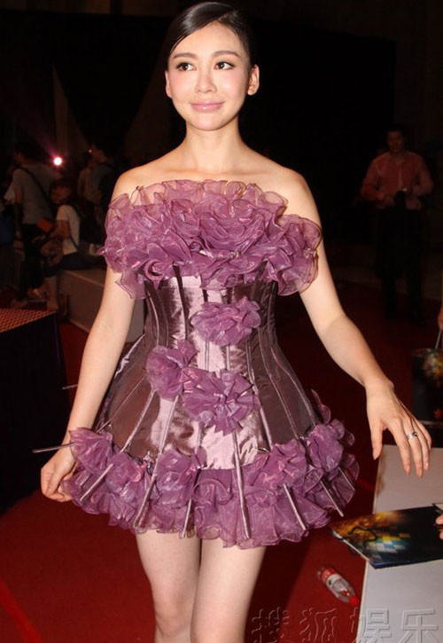 Người mẫu Củng Tân Lượng diện bộ váy khá lạ mắt.