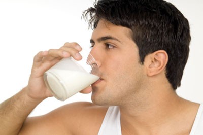 "2 cấm kỵ" khi khi uống sữa: 1. Nhịn ăn uống sữa: Khi bạn không ăn gì mà chỉ uống sữa cầm hơi thì tai hại kéo theo là bạn sẽ dễ bị đi ngoài. Vì thời gian cư trú của sữa trong dại dày tương đối ngắn so với các thực phẩm khác, nên chất dinh dưỡng trong sữa có thể không kịp được hấp thụ và tận dụng hết. Khi uống sữa, tốt nhất bạn nên kết hợp với đồ ăn như bánh bao, bánh mì… có lợi cho hô hấp và tiêu hóa