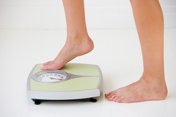 Cân nặng: Trong một nghiên cứu gần đây, các nhà khoa học phát hiện ra rằng phụ nữ mắc chứng béo phì nhẹ (chỉ số khối cơ thể BMI khoảng 30) có nguy cơ bị đau đầu cao hơn 35% so với những người có chỉ số BMI thấp hơn. Béo phì trầm trọng (BMI ở mức 40) sẽ làm nguy cơ đau đầu tăng tới 80% so với những người cân nặng bình thường.