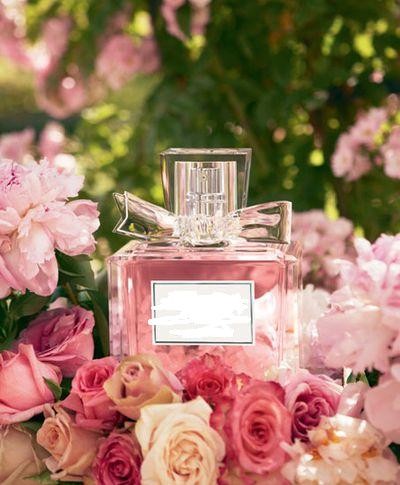 Mùi hương quá gắt: Những mùi quá mạnh, kể cả là mùi thơm, là nguyên nhân gây đau đầu ở nhiều người. Nguyên do của hiện tượng này vẫn chưa được làm rõ nhưng mùi hương có thể kích thích hệ thống thần kinh. Các tác nhân thường gặp là: sơn, nước hoa và hương của một số loại hoa.