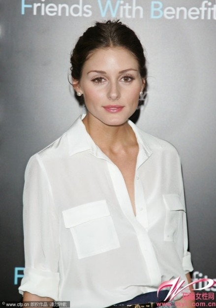 Olivia Palermo vẫn cực kỳ sang trọng chỉ với chiếc áo sơ mi đơn giản.