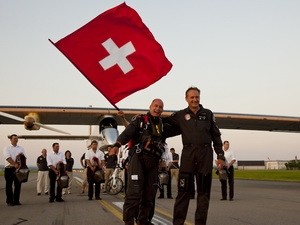 Hai phi hành gia Bertrand Piccard và André Borschberg sau chuyến bay. (Nguồn: Solar Impulse)