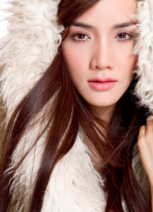 Đây là hình ảnh trẻ trung, giản dị thường thấy của Trang Nhung trong đời thường. Vào mùa thu đông, trời bắt đầu se lạnh, cô còn sáng tạo dùng các loại khăn choàng làm điệu thêm cho mái tóc của mình.
