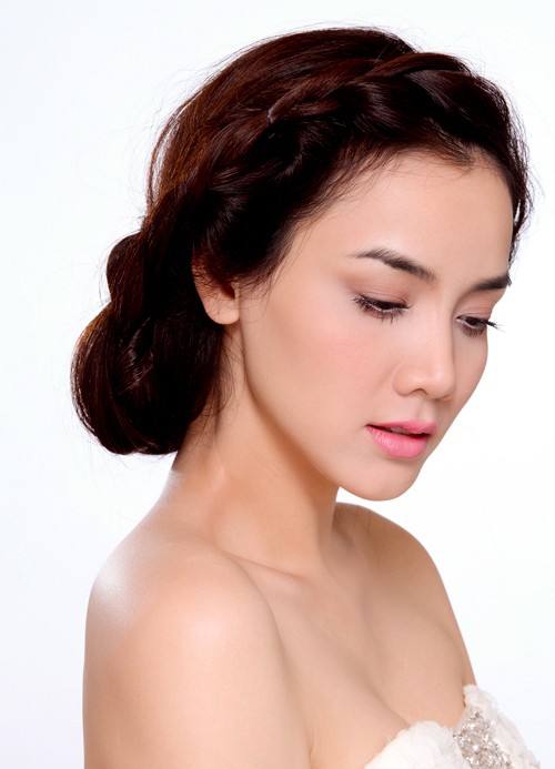 Trong các buổi tiệc tối sang trọng, Trang Nhung chuộng kiểu tết mái, đuôi tóc cuốn gọn gàng, tạo thành một vòng cung sau gáy. Kiểu tóc này tạo cho cô vẻ dịu dàng pha chút cổ điển đầy cuốn hút.