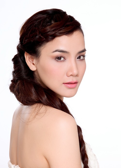 Tóc tết trang ngán, phần bím tóc phía sau được vắt gọn về một bên vai tạo cho Á hậu Phụ nữ Việt Nam 2005 vẻ trẻ trung, xinh xắn như một cô tiểu thư.