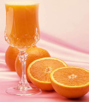 Nước cam: Cũng tương tự như nước bưởi, nước cam có chứa nhiều axit cho nên không nên kết hợp với thuốc chống axit có chứa nhôm. Bên cạnh đó, nước cam cũng chống chỉ định khi dùng chung với các loại thuốc kháng sinh.